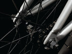 Détail de la roue et de la chaîne d'un vélo BMX avec composants métalliques brillants