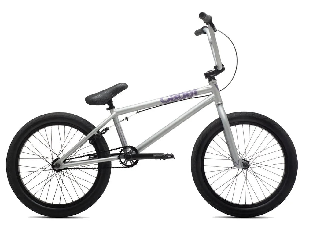 Vélo BMX argent avec cadre violet, roues noires et selle ergonomique pour freestyle et tricks