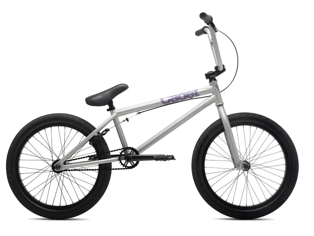Vélo BMX argent avec cadre violet, roues noires et selle ergonomique pour freestyle et tricks