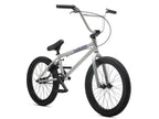 Vélo BMX gris avec détails violets, cadre robuste et pneus larges pour tricks et freestyle