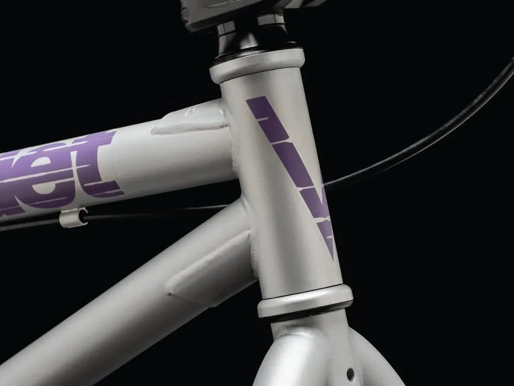 Cadre BMX argent avec détails violets, design robuste pour freestyle et tricks