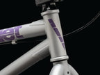 Cadre BMX argent avec détails violets, design robuste pour freestyle et tricks