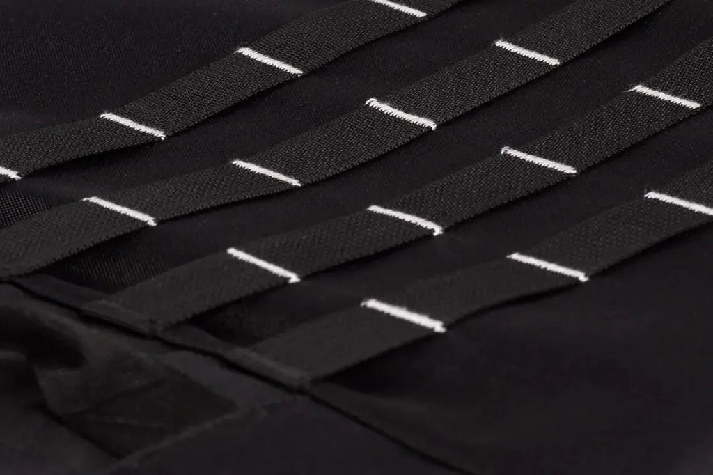 Détail de sangles noires avec coutures blanches pour équipement BMX, texture robuste et design technique