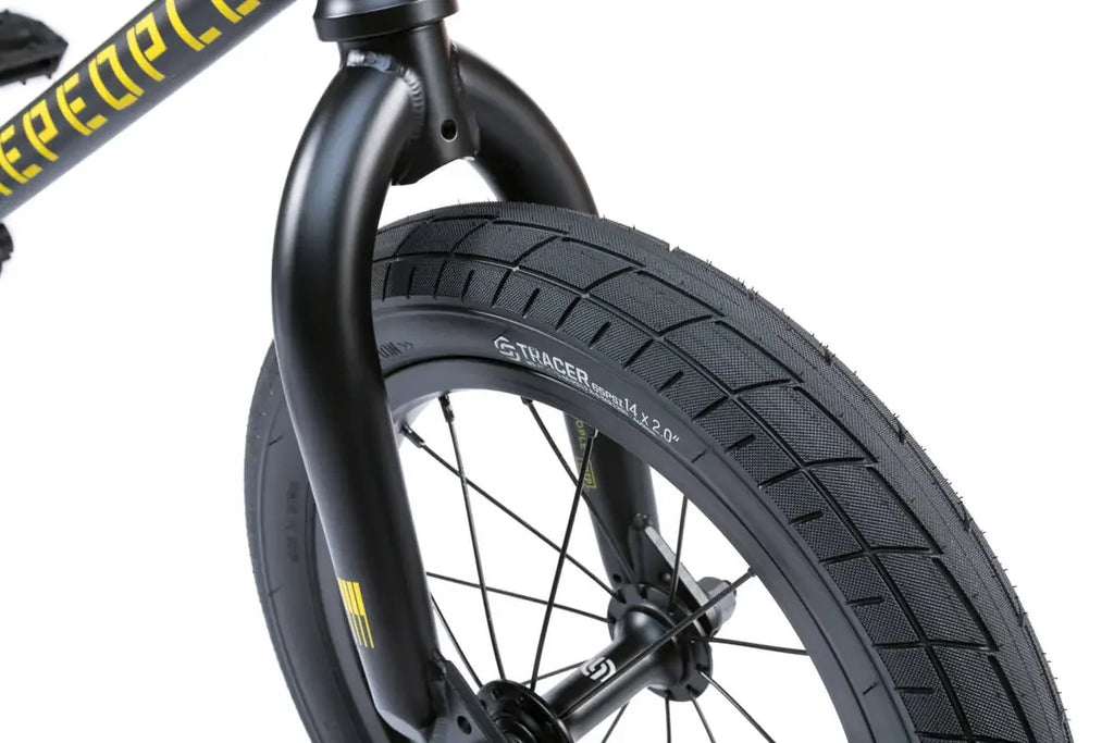 Détail de fourche et pneu BMX Tracer 14 x 2.0 pouces, cadre noir et jaune