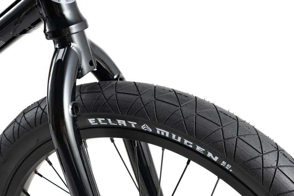 Pneu Eclat Mugen 50 pour BMX, cadre noir brillant, design de pneu texturé