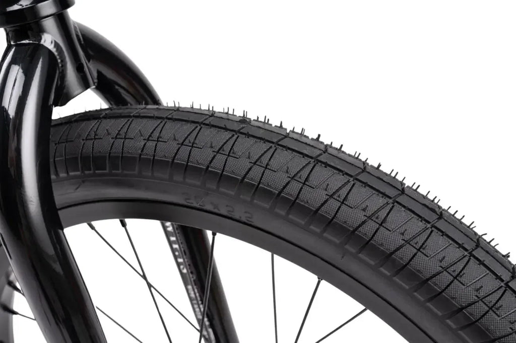 Pneu BMX 22 x 2.2 avec crampons, cadre noir brillant, roue avant détail