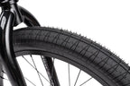 Pneu BMX 22 x 2.2 avec crampons, cadre noir brillant, roue avant détail