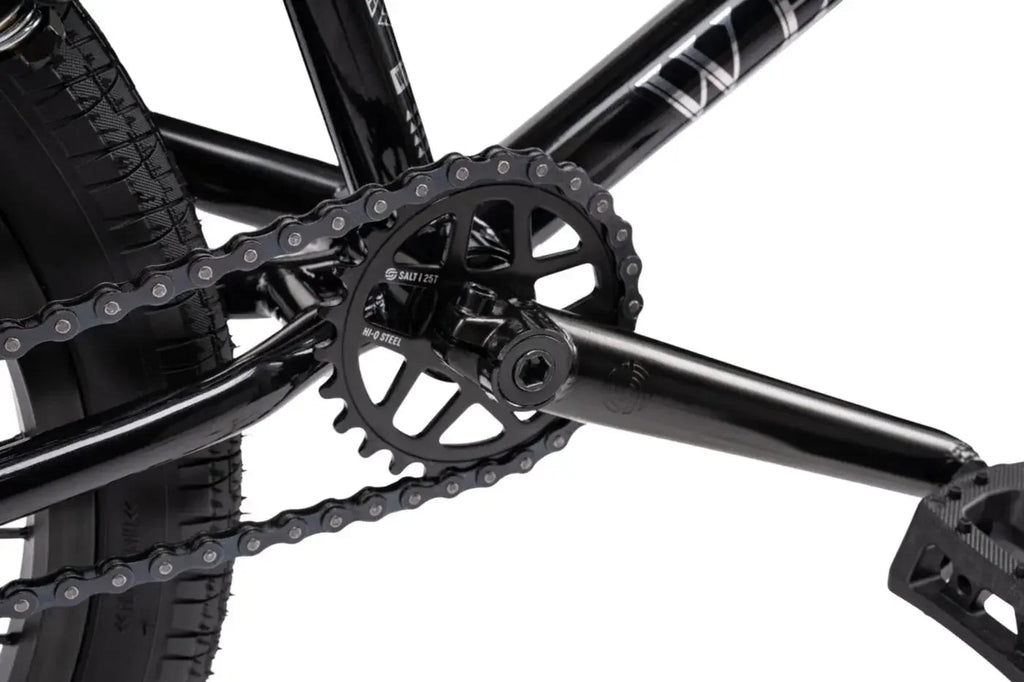 Détail de la chaîne et du pédalier d'un vélo BMX noir, composants robustes pour freestyle