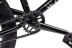 Détail de la chaîne et du pédalier d'un vélo BMX noir, composants robustes pour freestyle