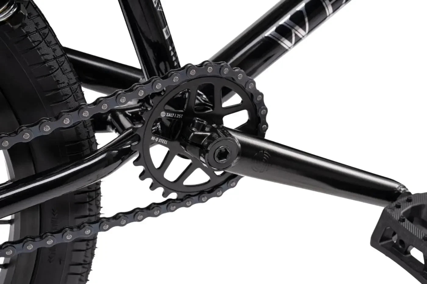 Détail de la chaîne et du pédalier d'un vélo BMX noir, composants robustes pour freestyle
