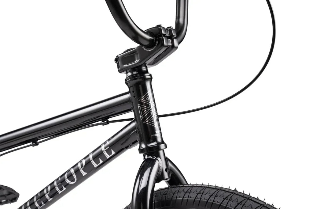 Vélo BMX noir avec guidon et fourche détaillés, cadre robuste pour tricks et freestyle